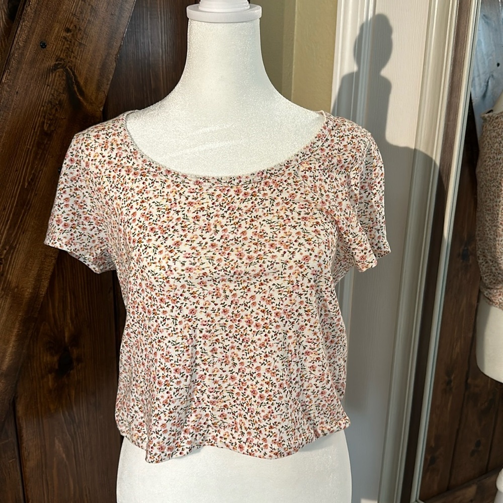 American Eagle women’s floral t-shirt.  New with tags. Size medium